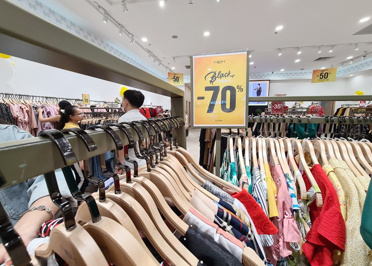 Black Friday thoi COVID-19: TTTM heo hut... cho mang tap nap don dat hang