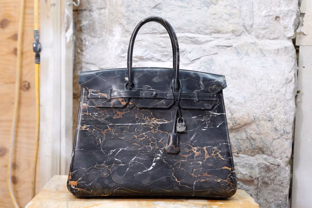 Ngoài việc tiêu hủy hàng tồn kho, các hãng hàng xa xỉ còn có một giải pháp khác đó là bán thanh lý cho người mua buôn. Nhưng hoạt động này là tối mật. Chỉ có một vài công ty trên thị trường được chọn, hầu hết là các công ty của Mỹ.