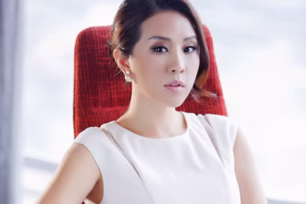 Thu Hoài đoạt giải Hoa hậu Phu nhân năm 2012. Ngoài là một hoa hậu nổi danh trong giới showbiz, Thu Hoài còn được nhiều người biết đến là một doanh nhân thành đạt.