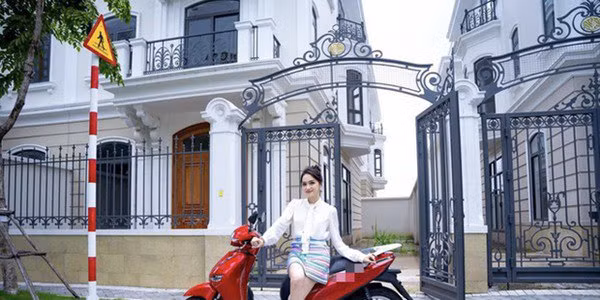 Gần đây nhất, Hoa hậu Hương Giang khiến dân tình xuýt xoa khi tung loạt ảnh tạo dáng trước căn biệt thự của mình. Ảnh: FBNV.