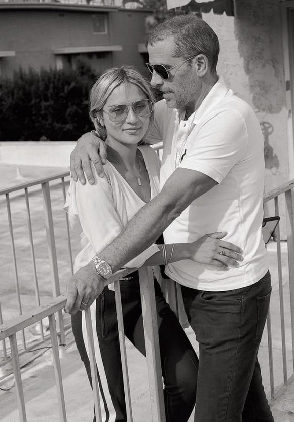 Con trai ông Joe Biden từng đối mặt với chứng nghiện rượu và ma túy, kèm theo đó là hàng loạt thông tin ngoại tình, có con ngoài giá thú với vũ nữ thoát y, có tình cảm với chị dâu Hallie Biden...