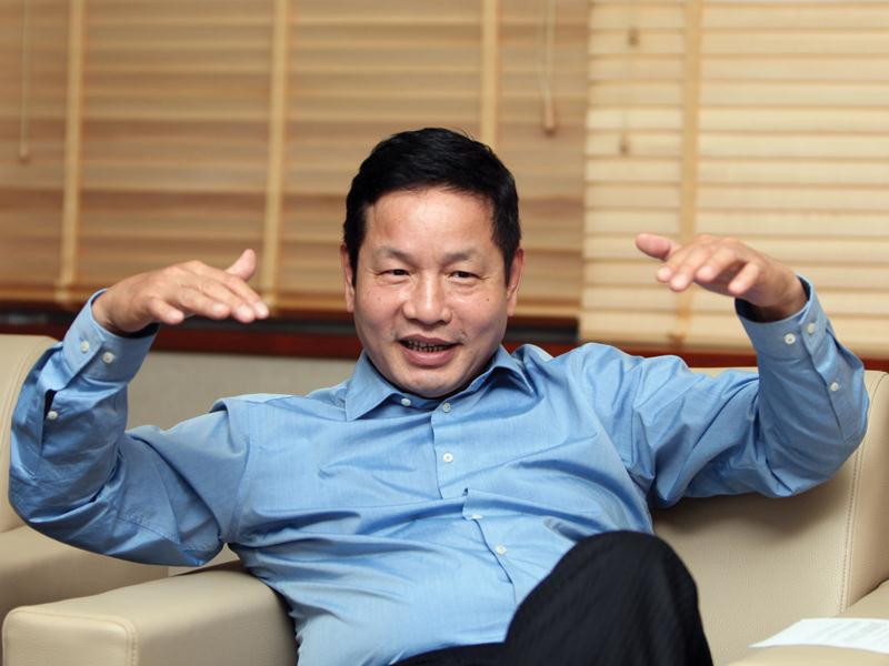 Ngay khi tập đoàn của ông thành lập Đại học FPT vào năm 2006, ông Bình cũng tham gia giảng dạy một số môn học như Nghệ thuật lãnh đạo, Văn hóa doanh nghiệp.