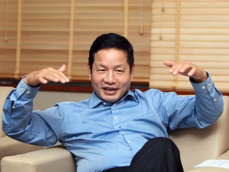 Ngay khi tập đoàn của ông thành lập Đại học FPT vào năm 2006, ông Bình cũng tham gia giảng dạy một số môn học như Nghệ thuật lãnh đạo, Văn hóa doanh nghiệp.