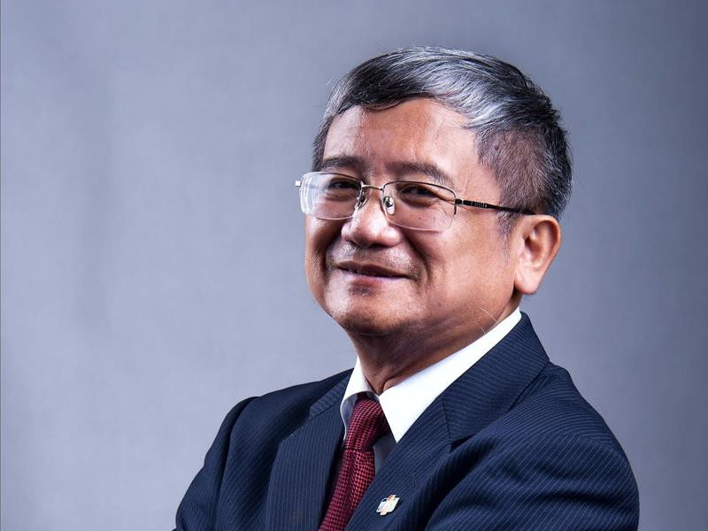 Không chỉ có ông Trương Gia Bình, trước khi đến với FPT, doanh nhân Bùi Quang Ngọc cũng đã từng có gần 10 năm là nhà giáo, sau khi tốt nghiệp Khoa Toán, ĐH Tổng hợp Kishinhov (Cộng hòa Moldova) vào năm 1979.