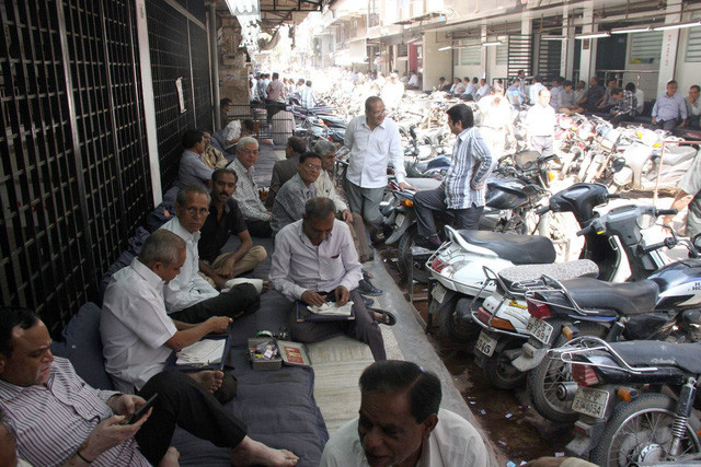 Dọc khu chợ có hàng chục xưởng chế tác kim cương như thế này. Khoảng hơn 3.000 thương lái đến chợ để trao đổi hàng hóa mỗi ngày.