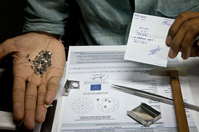 Mỗi viên kim cương đến tay người thợ sẽ bao gồm thêm một mảnh giấy nhỏ. Trong mảnh giấy này sẽ ghi chi tiết giá trị của viên kim cương, trọng lượng.