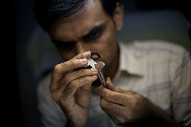 Nghề chế tác kim cương bắt đầu nở rộ tại thành phố Surat từ những năm 70 của thế kỷ 20.