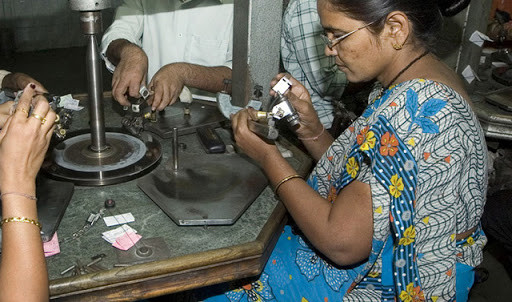 Sau đó, sản phẩm sẽ được thợ lành nghề đánh bóng và chế tác bằng các công cụ đơn giản để làm nổi bật mặt kim cương.