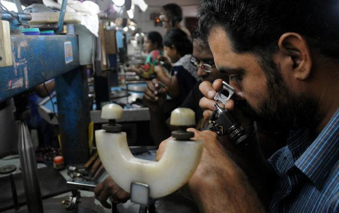 Tuy nhiên, cũng không thiếu những người thợ lành nghề cao tuổi được bắt gặp đang làm việc tại khu chợ kim cương. Nguồn ảnh: Timesofindia.