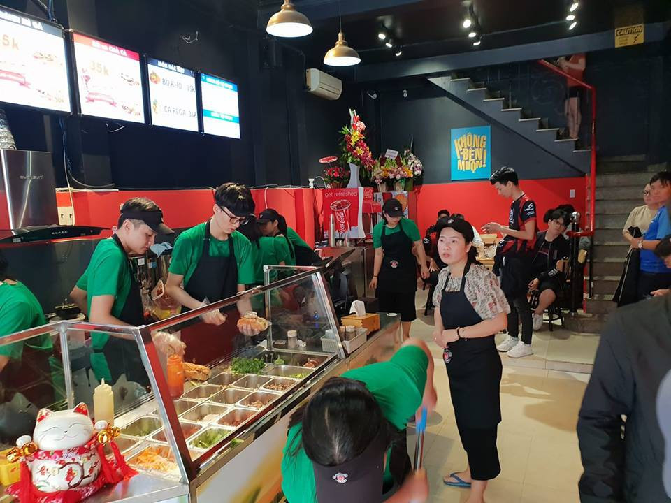 Chuỗi cửa hàng của PewPew được thiết kế, bài trí theo phong cách riêng, đầu tư theo công nghệ nước ngoài, máy móc tiên tiến nên một ổ bánh cũng có giá cao hơn so với các cửa hàng bánh mì khác, khoảng 25.000 - 30.000 đồng/chiếc. Ảnh: GameK.