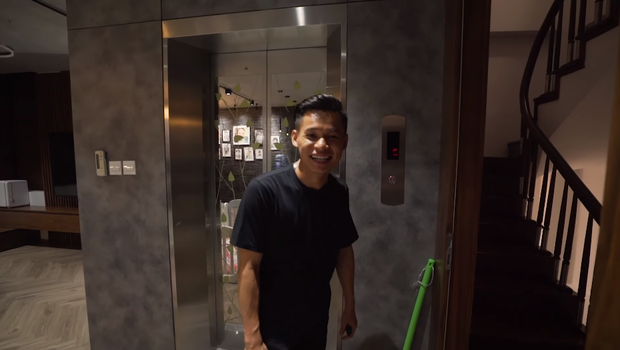 Độ Mixi phân bổ không gian mỗi tầng để bố mẹ, 2 vợ chồng anh và các con có thể sinh hoạt thoải mái. Anh còn lắp hẳn thang máy để thuận tiện cho việc đi lại. Ảnh chụp màn hình