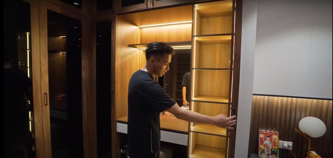 Streamer Độ Mixi ưu tiên nội thất thông minh. Các tủ hầu như đều có cảm ứng ánh sáng. Ảnh chụp màn hình