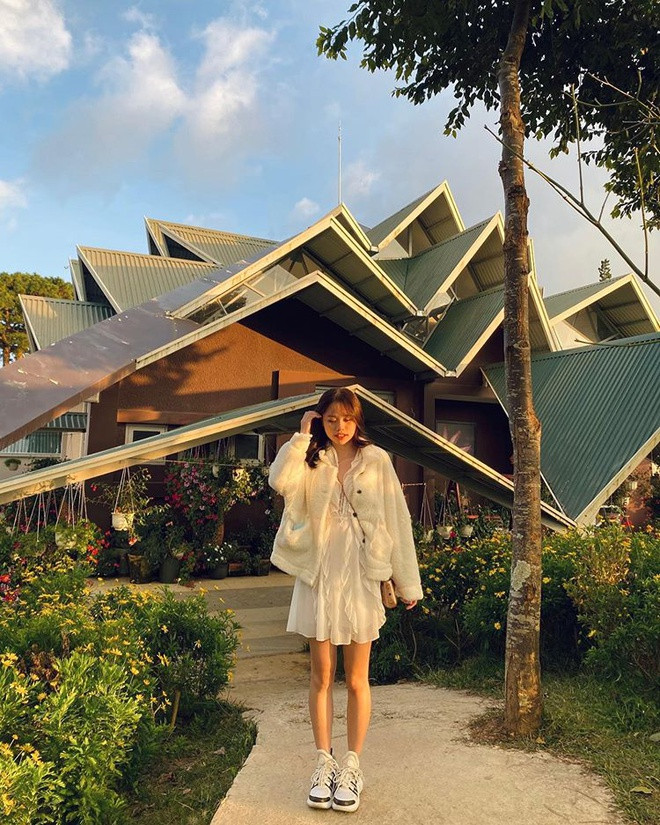 Bạn gái Quang Hải từng học trung học ở Queenstown Secondary School và tiếp đó là ở Học viện Kaplan Singapore.