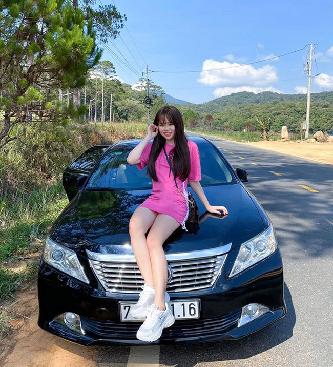 Ngoài việc được tạo cơ hội sang nước ngoài du học thường xuyên, Huỳnh Anh còn được liệt vào hội "rich kid" hàng đầu khi sở hữu bộ sưu tập toàn đồ hiệu.