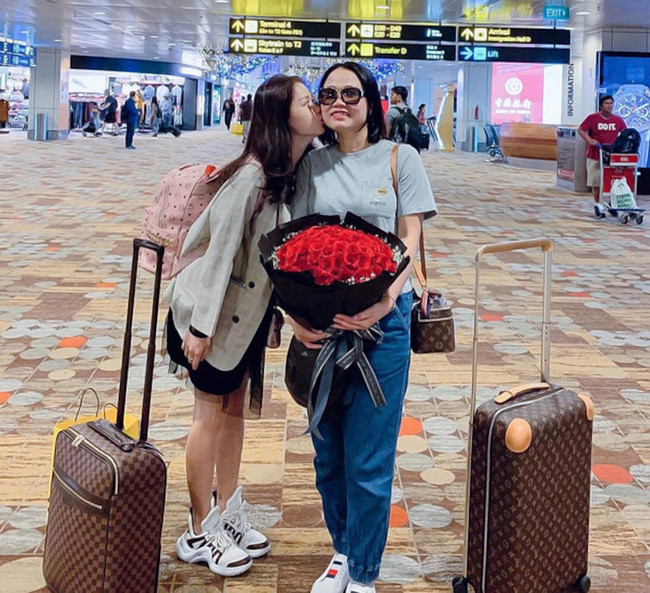 Huỳnh Anh sinh ra trong một gia đình doanh nhân giàu có ở Nha Trang nhưng hiện đang sống ở Hà Nội, bố là một đại gia có tiếng và đang làm việc ở Singapore. Mẹ cô là doanh nhân thành đạt trong công việc kinh doanh khách sạn.