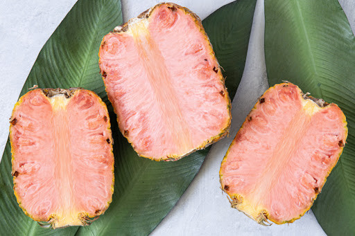 Đó là lý do khiến giá thành của dứa ruột hồng cao tới cả triệu đồng/quả.