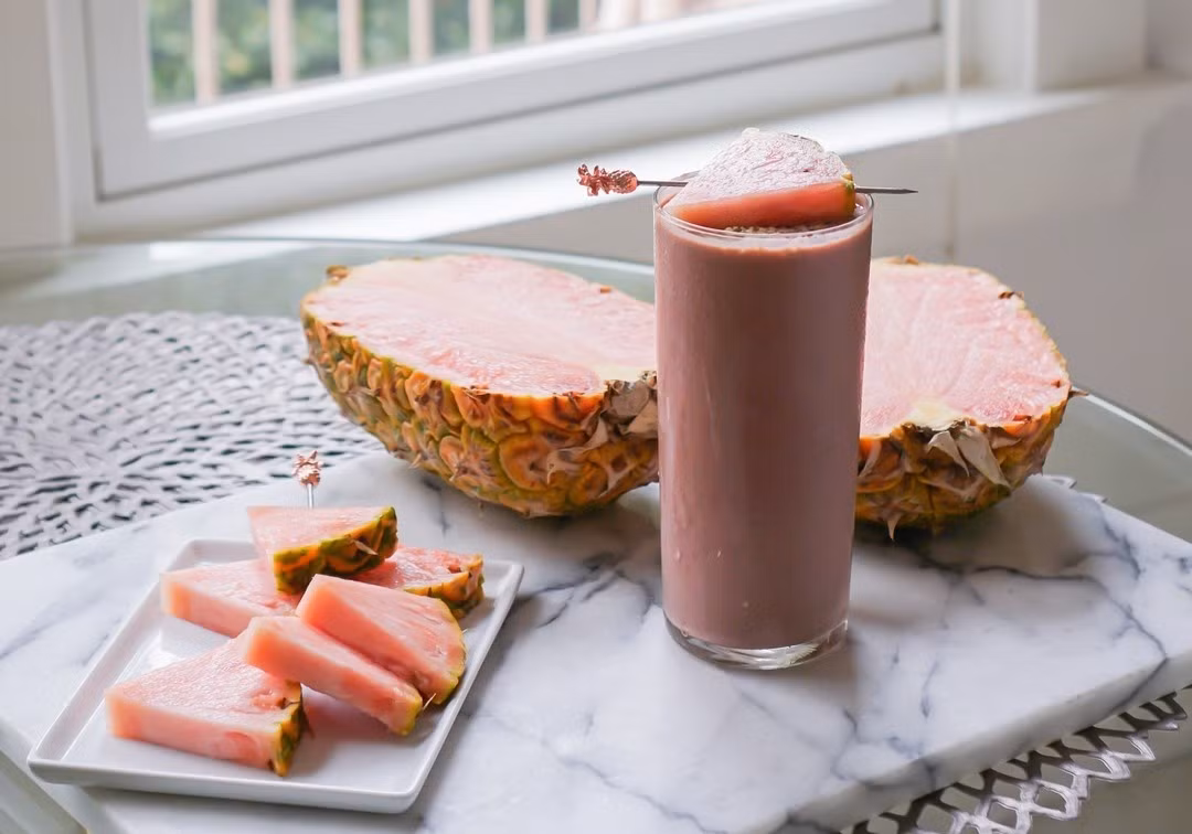 Mất khoảng 20-24 tháng để thu hoạch một lứa dứa hồng và cho số lượng hạn chế. Tất cả dứa đều được hái bằng tay, sau đó xuất sang Mỹ.