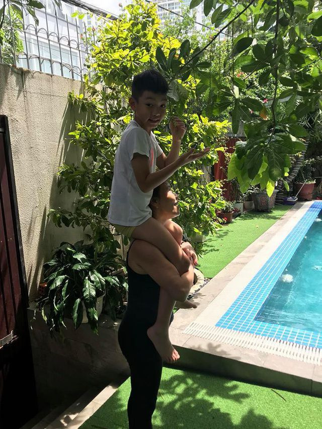 Bà ngoại và Subeo thư giãn dưới tán cây xanh tốt.