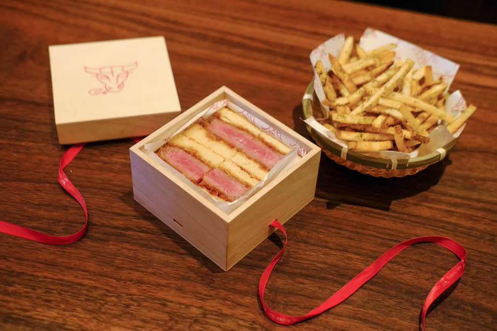 Ngay cả ở New York, nơi người dân quá quen miệng với thịt bò hảo hạng, món sandwich bít tết từ thịt bò Ozaki trị giá 185 USD (gần 4,3 triệu đồng) vẫn vượt quá sức tưởng tượng của mọi người. Nguồn ảnh: Bloomberg, Getty.