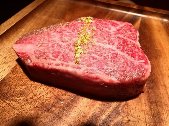 Thịt bò Ozaki được bán với số lượng nhỏ ở 32 quốc gia, bao gồm Australia, Ả Rập Xê Út và Singapore. Tại Mỹ, Tomoe Food Services là một trong số ít nhà cung cấp.