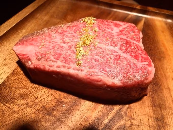 Thịt bò Ozaki được bán với số lượng nhỏ ở 32 quốc gia, bao gồm Australia, Ả Rập Xê Út và Singapore. Tại Mỹ, Tomoe Food Services là một trong số ít nhà cung cấp.