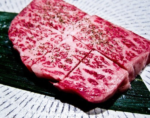 Được gọi là Ozaki (miếng thịt trong bánh), loại thịt bò thượng hạng có giá khoảng khoảng 45 USD/ounce (khoảng 1.045.000 đồng mỗi 30gr thịt). Tính ra 1kg thịt bò Ozaki sẽ có giá gần 35 triệu đồng.