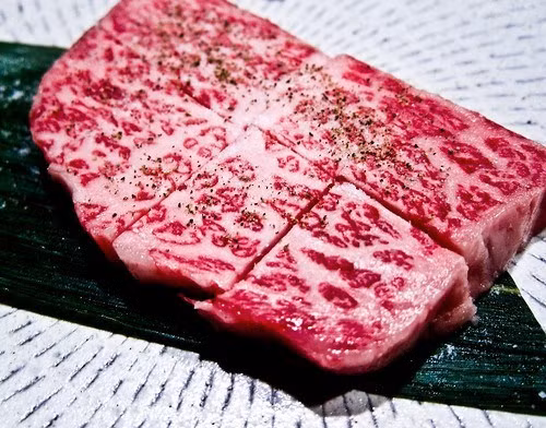 Được gọi là Ozaki (miếng thịt trong bánh), loại thịt bò thượng hạng có giá khoảng khoảng 45 USD/ounce (khoảng 1.045.000 đồng mỗi 30gr thịt). Tính ra 1kg thịt bò Ozaki sẽ có giá gần 35 triệu đồng.