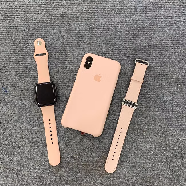 Trước đó, một cô gái cũng bức xúc khi đặt mua chiếc đồng hồ thông minh Apple watch với giá 299.000 đồng với mẫu mã bóng bẩy. Ảnh: Nhịp sống việt.
