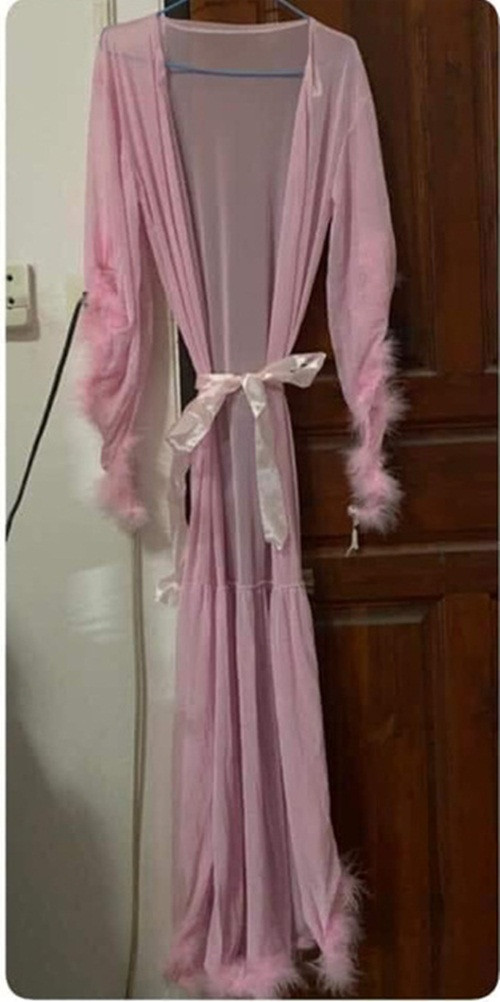 Thế nhưng sản phẩm nhận về là màu hồng nguyên bản, chất vải mỏng tang. Buồn nhất chính là phần lông lơ thơ ở gấu và tay áo. Ảnh: Baodansinh.