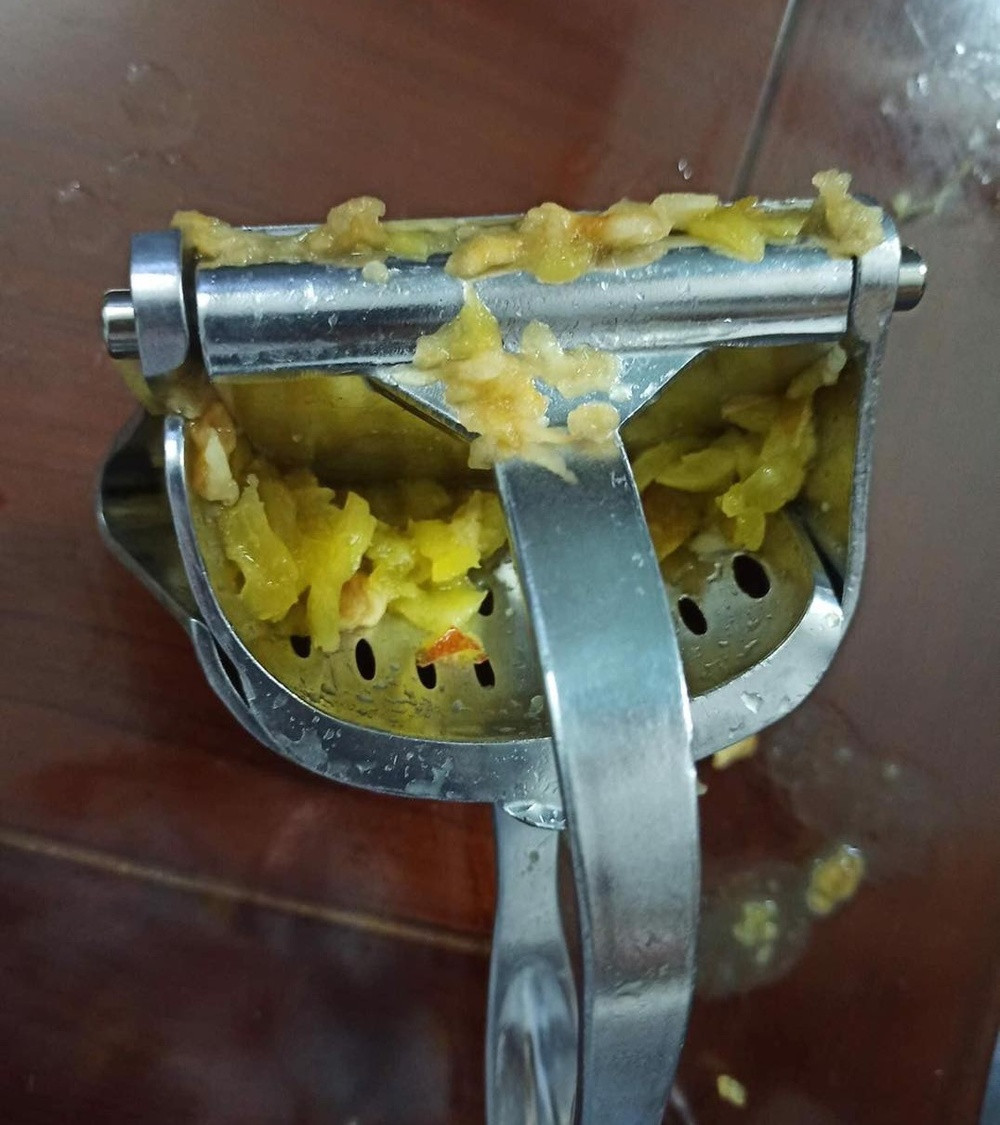 Tin lời quảng cáo từ shop online, một khách hàng đặt mua và kết quả là hoa quả ép đến đâu vương vãi tới đấy. Ảnh: TT&amp;VH