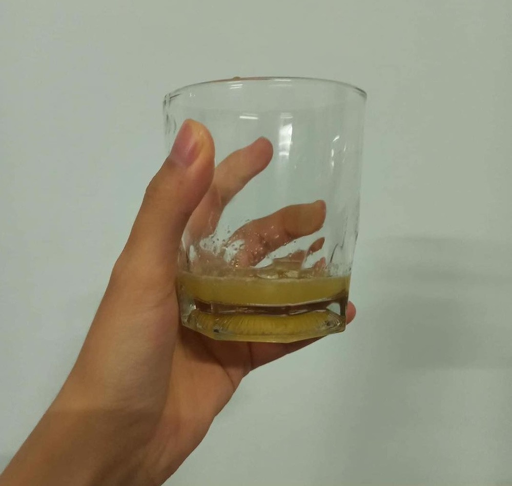 Khi thử ép những loại quả nhiều nước như cam, chanh, lượng nước thu được cũng chỉ đủ dính đáy cốc. Ảnh: TT&amp;VH