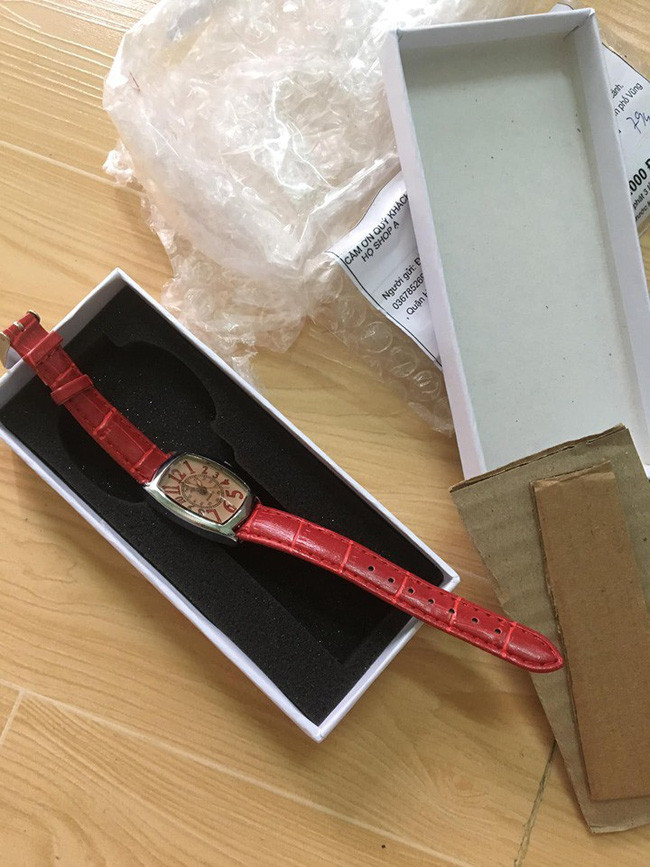 Thế nhưng, cô gái lại nhận được một sản phẩm hoàn toàn khác với giá trị thấp và mẫu mã xấu hơn. Ảnh: Nhịp sống việt.