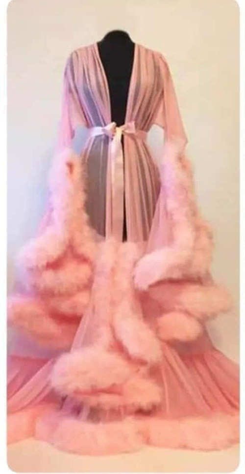 Hay như trường hợp một cô gái khác đặt chiếc áo choàng dài, màu hồng đào, tay và viền gấu áo có lông dày và ấm áp. Ảnh: Baodansinh.