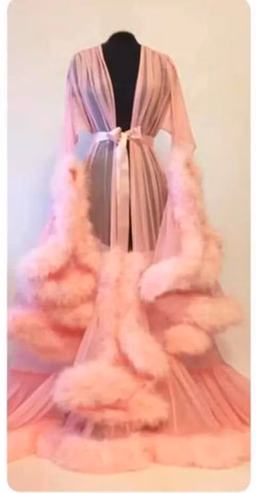 Hay như trường hợp một cô gái khác đặt chiếc áo choàng dài, màu hồng đào, tay và viền gấu áo có lông dày và ấm áp. Ảnh: Baodansinh.