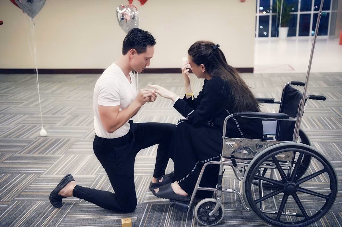 Hôm 6/11, diễn viên Kim Lý đã quỳ gối cầu hôn Hồ Ngọc Hà khi cô vừa sinh con được hai ngày. Ảnh: Ngoisao.