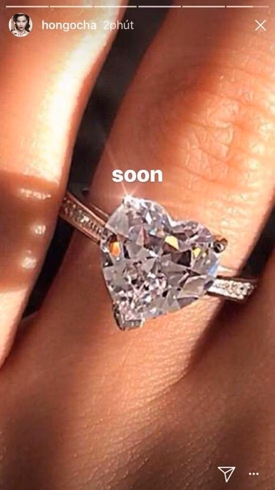Nhìn qua, chiếc nhẫn đính toàn kim cương này có trị giá không hề nhỏ và khiến mọi phụ nữ phải trầm trồ ghen tị. Ảnh: FBNV