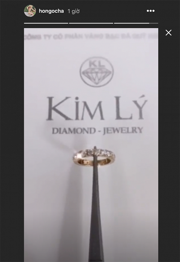 Tháng 2/2020, Hà Hồ chia sẻ hình ảnh chiếc nhẫn kim cương lấp lánh, phía sau là dòng chữ "Kim Lý". Nhiều người suy đoán, rất có thể đó là món quà Valentine mà người yêu điển trai dành tặng cho "Nữ hoàng giải trí". Ảnh: FBNV