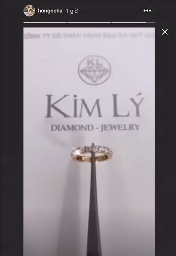 Tháng 2/2020, Hà Hồ chia sẻ hình ảnh chiếc nhẫn kim cương lấp lánh, phía sau là dòng chữ "Kim Lý". Nhiều người suy đoán, rất có thể đó là món quà Valentine mà người yêu điển trai dành tặng cho "Nữ hoàng giải trí". Ảnh: FBNV