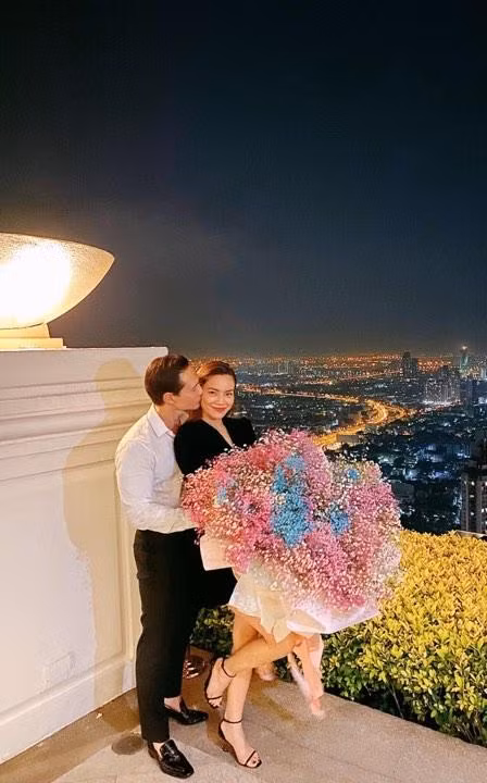 Kim Lý cũng dành tặng cho Hồ Ngọc Hà đóa hoa “to khủng” cùng những lời chúc mật ngọt trong ngày sinh nhật của cô. Ảnh: FBNV