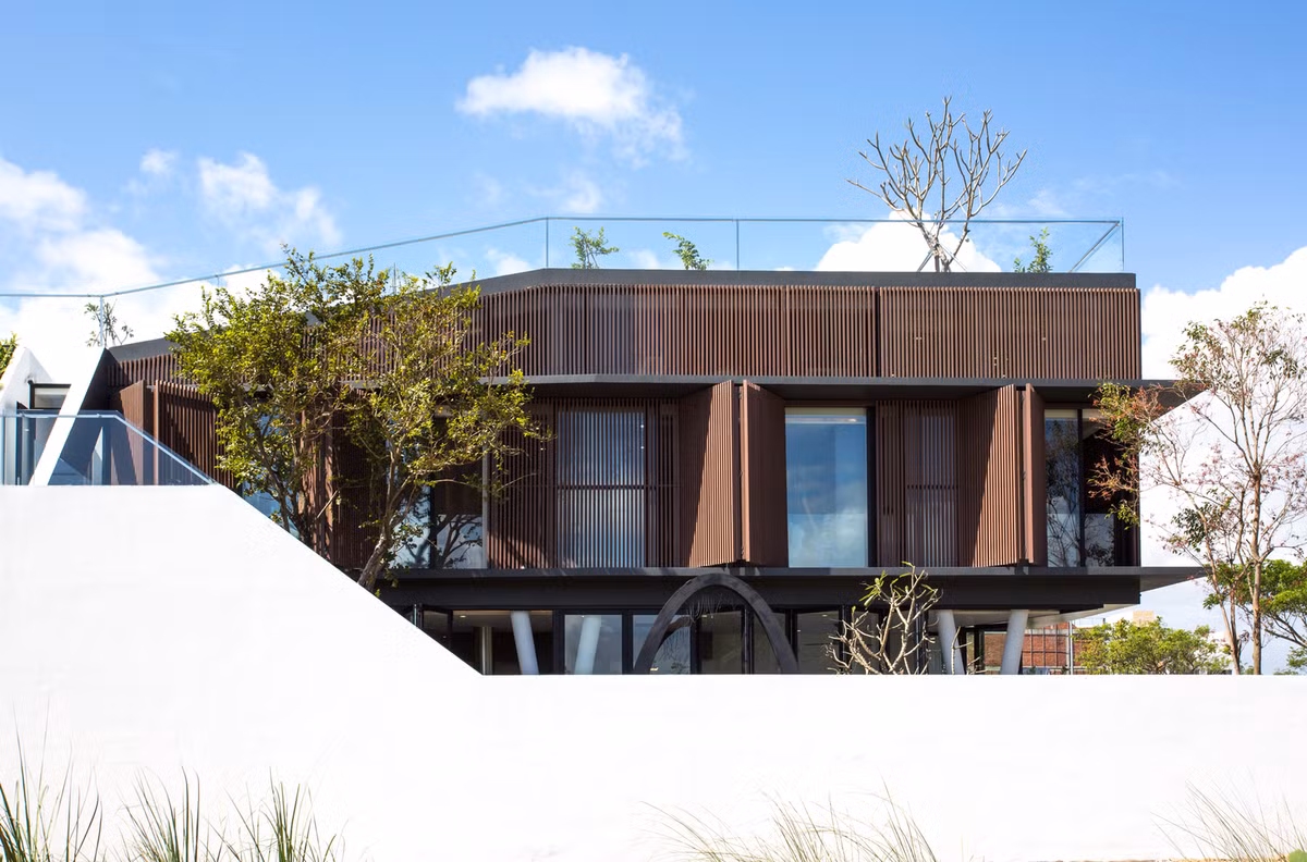 Tầng một được trang bị cửa chớp giúp giảm bớt ánh nắng khi cần thiết.