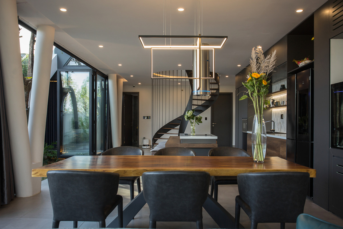 Tầng trệt gồm một phòng khách, một bếp, một phòng ngủ cho khách, một kho và một phòng giặt đồ.