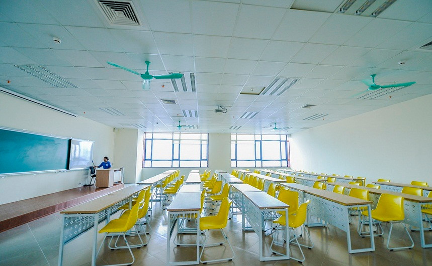 Phòng học tiện nghi, hiện đại, mỗi tầng có một màu ghế khác nhau. Ảnh: Zing.