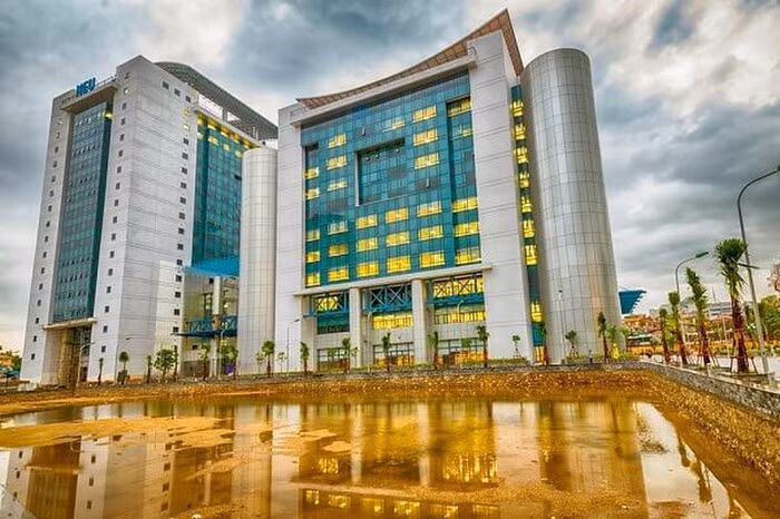 Trường Đại học Kinh tế Quốc dân có địa chỉ tại 207 Giải Phóng – Đồng Tâm – Hai Bà Trưng – Hà Nội. Trường có cơ sở vật chất, hạ tầng hết sức khang trang và hiện đại. Ảnh: Internet