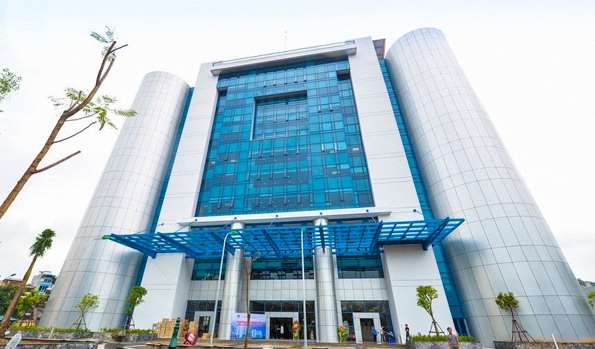 "Tòa nhà thế kỷ" được xem như là một biểu tượng của ngôi trường danh tiếng cả nước này khi được xây dựng theo lối kiến trúc Pháp và được đưa vào sử dụng từ khóa 2017 - 2018. Ảnh: Zing.