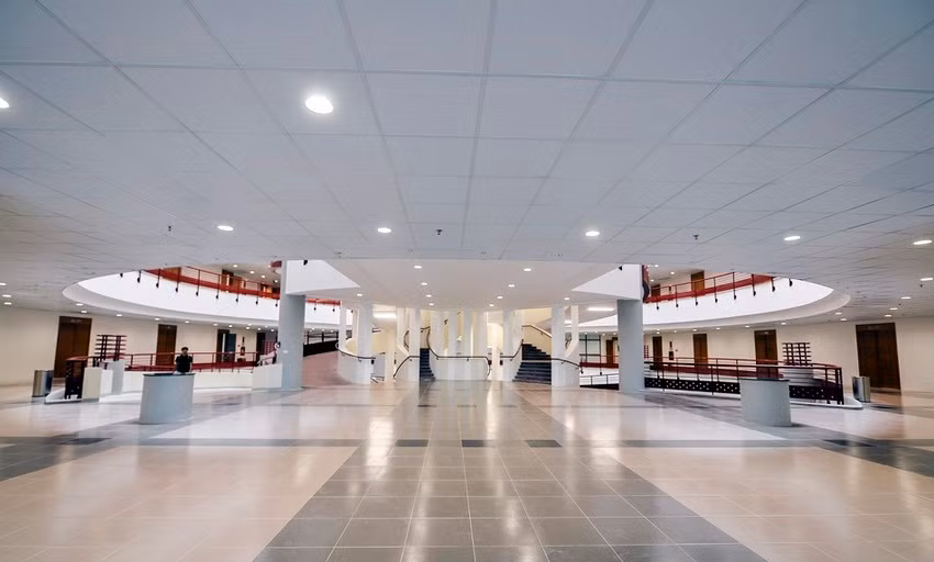 Giảng đường A2 - Nhà trung tâm đào tạo có 11 tầng nhìn ra 3 hướng: Tập thể đài phát thanh, cổng trường Trần Đại Nghĩa và hướng nhìn ra bệnh viện Bạch Mai. Ảnh: Zing.