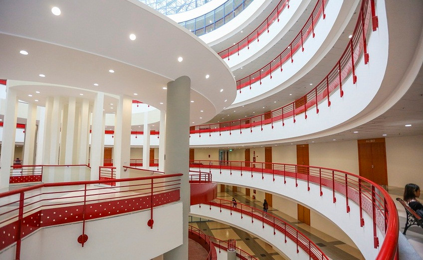 Được khởi công từ cuối năm 2003 với diện tích sàn 96.000 m2, tòa nhà 10 tầng có 147 phòng chức năng bao gồm phòng học, phòng bảo vệ luận văn tiến sĩ, thạc sĩ, phòng học nhóm… cùng 6 thang máy. Khu giảng đường A2 sử dụng gàm màu đỏ và vàng chủ đạo. Ảnh: Zing.