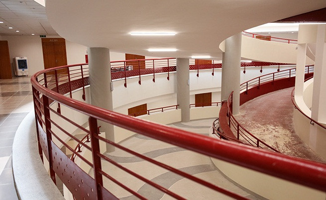 Không gian hoành tráng bên trong tòa nhà trở thành địa điểm được các bạn sinh viên thường xuyên chụp hình. Ảnh: Khám phá.