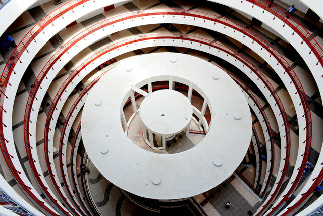 Tòa nhà có sân khấu 1.000 chỗ ngồi dưới tầng hầm 1, 8 phòng hội thảo 175 chỗ, 13 phòng học 100 chỗ, hơn 100 phòng học từ 30 - 60 chỗ. Ảnh: Khám phá.