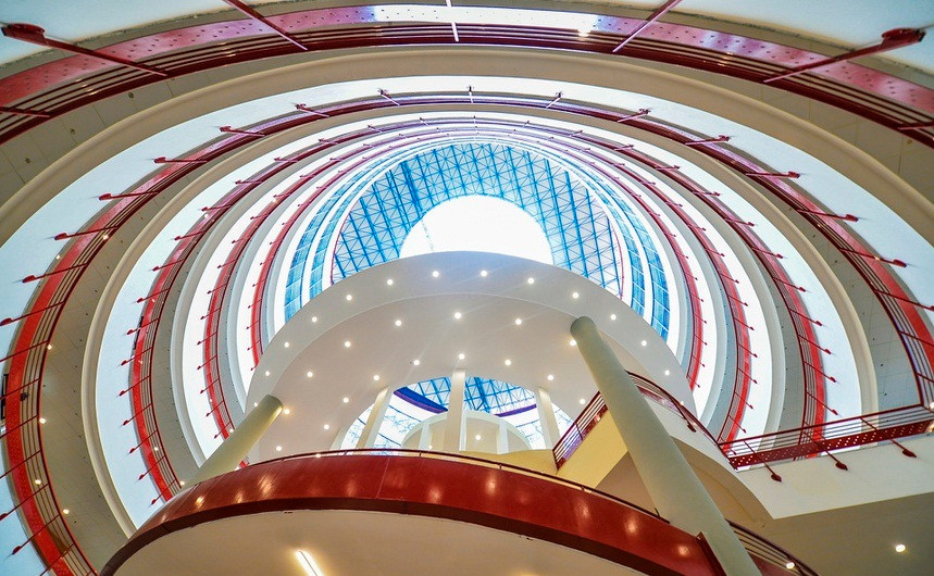 Công trình do kiến trúc người Pháp thiết kế với thang bộ xoắn ốc ở giữa và 4 cầu thang thoát hiểm xung quanh. Ảnh: Noithatngocdiep.