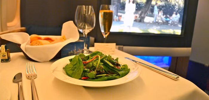 Khi lên máy bay, hành khách được chào mừng bằng thiệp viết tay gửi tới từng người và sau đó được mời một ly champagne hảo hạng. Ảnh: Cathay Pacific